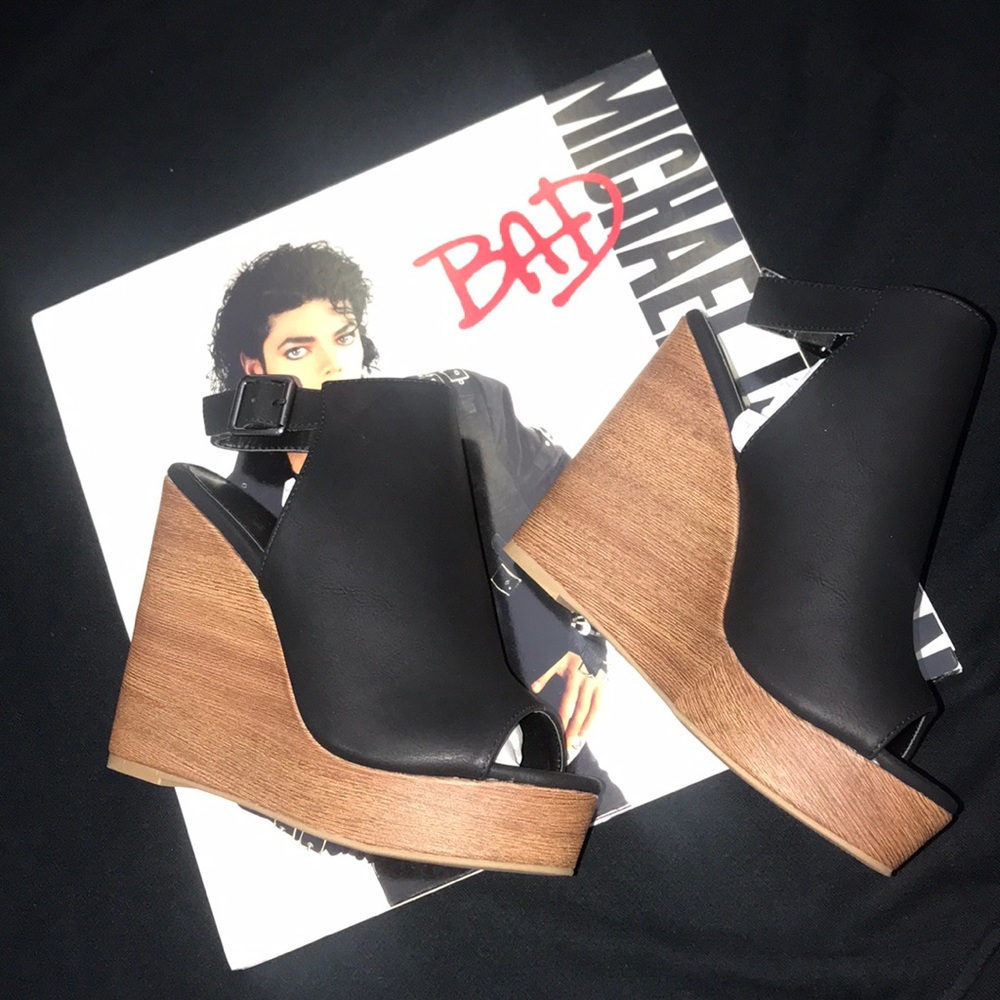 NEW. Cute Black Wedges